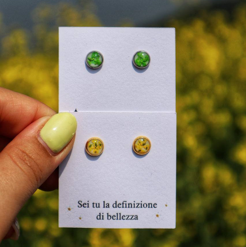 Orecchini bottone a lobo in acciaio inossidabile sfondo bianco pizzo della regina Anna