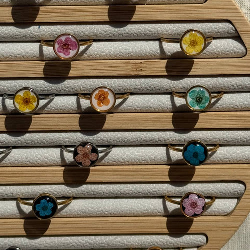 Anello basic big in acciaio inossidabile con fiorellini del Pizzo della Regina Anna sfondo bianco