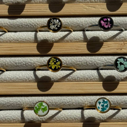 Anello basic mini in acciaio inossidabile con fiorellini del Pizzo della Regina Anna sfondo nero