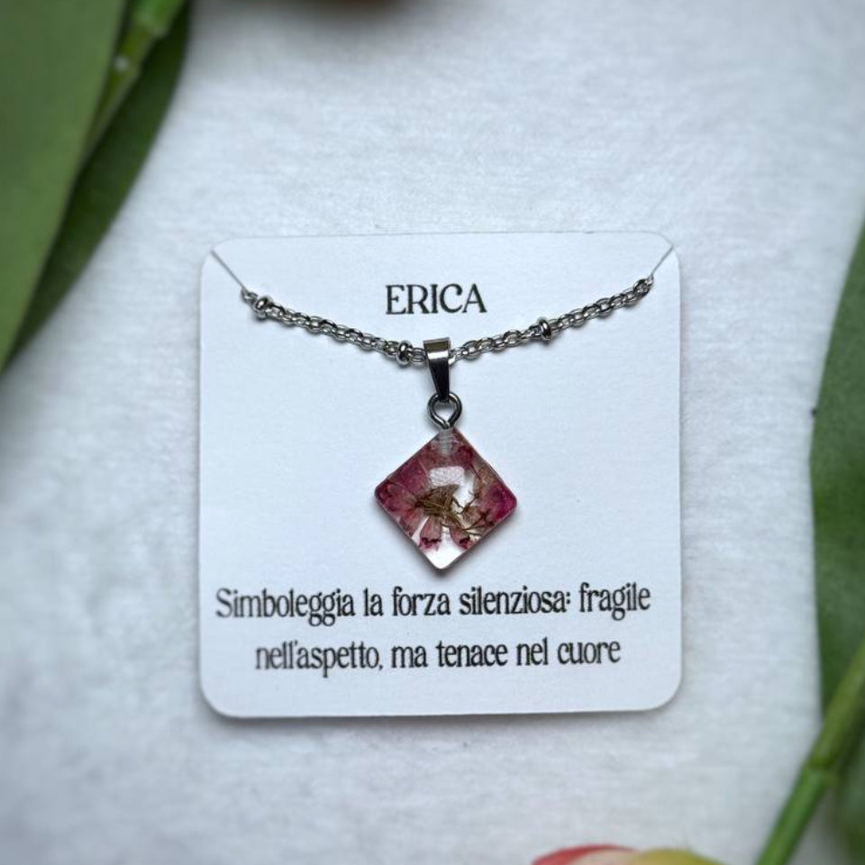 Collana in acciaio inossidabile e ciondolo a rombo con fiore dell' Erica viola