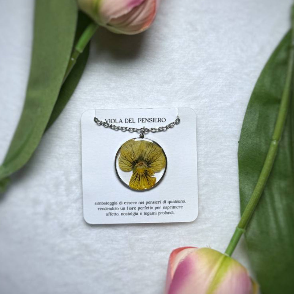 Collana con Viola del Pensiero in resina con montatura in acciaio inossidabile