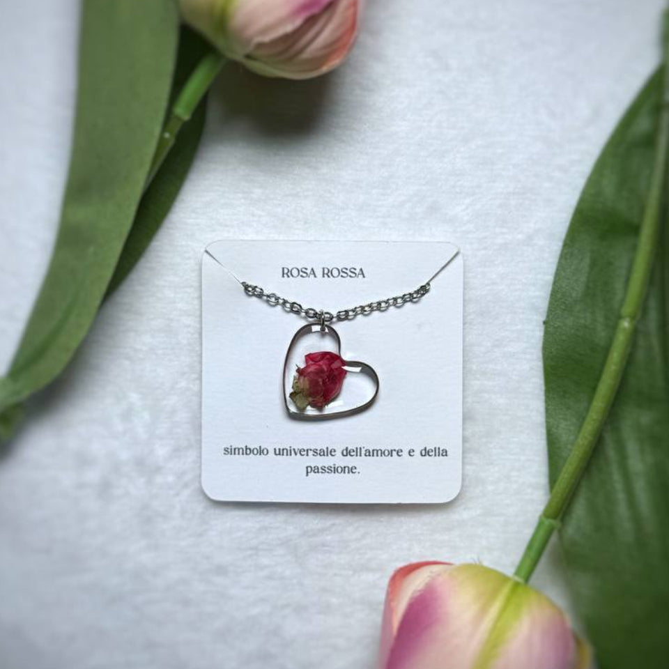 Collana in acciaio inossidabile e ciondolo a cuore con bocciolo di Rosa