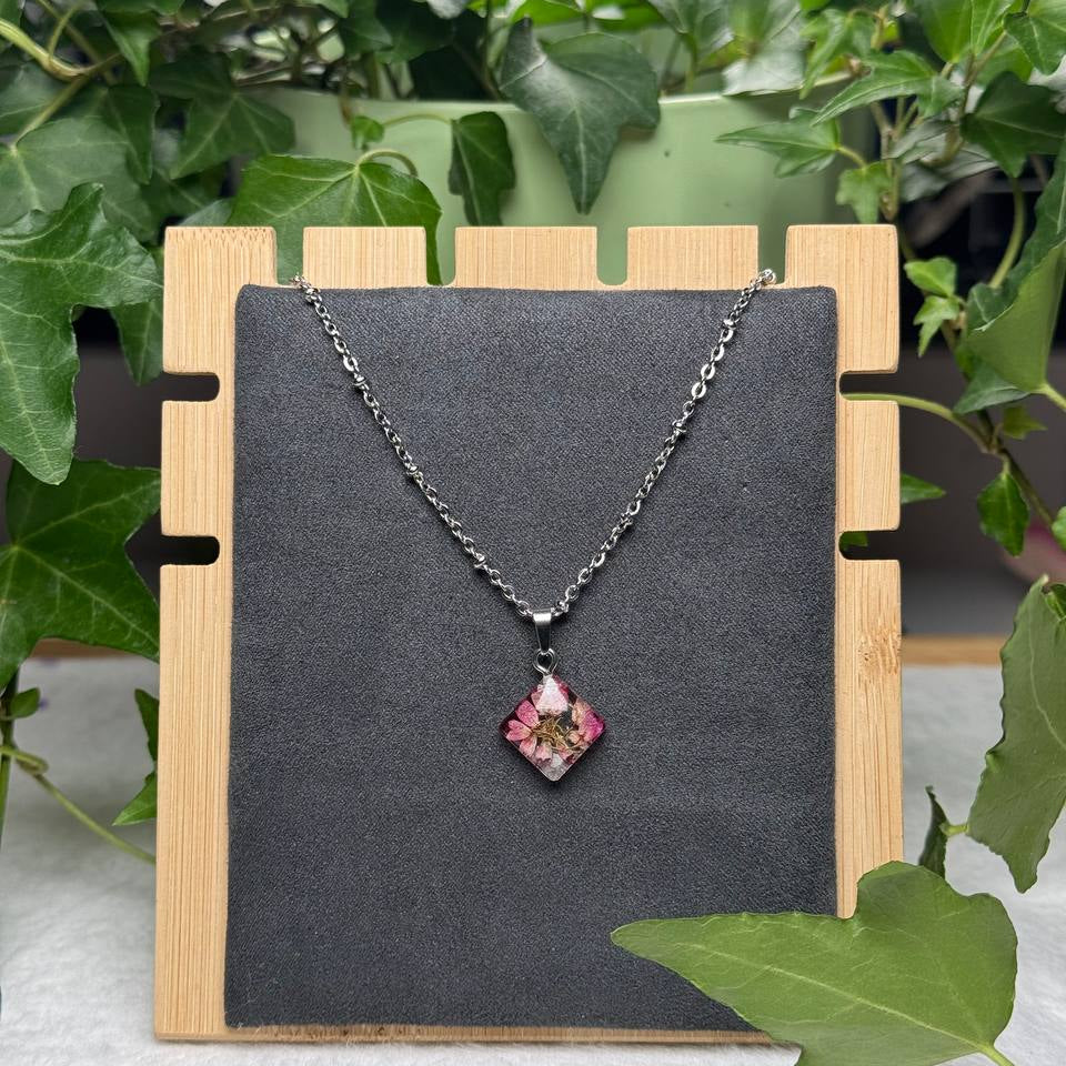 Collana in acciaio inossidabile e ciondolo a rombo con fiore dell' Erica viola