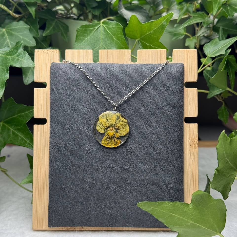 Collana con Viola del Pensiero in resina con montatura in acciaio inossidabile