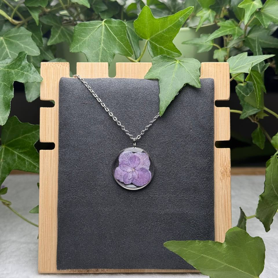 Collana con Ortensia Viola in resina con montatura in acciaio inossidabile