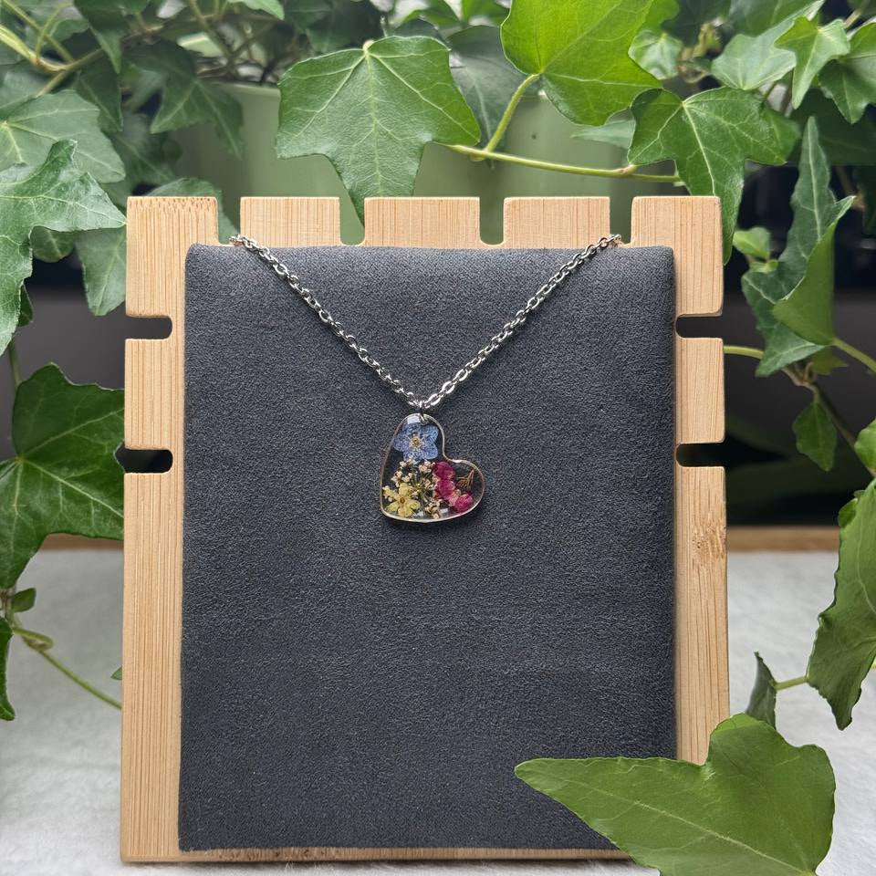 Collana con Non ti Scordar di Me in resina con montatura in acciaio inossidabile