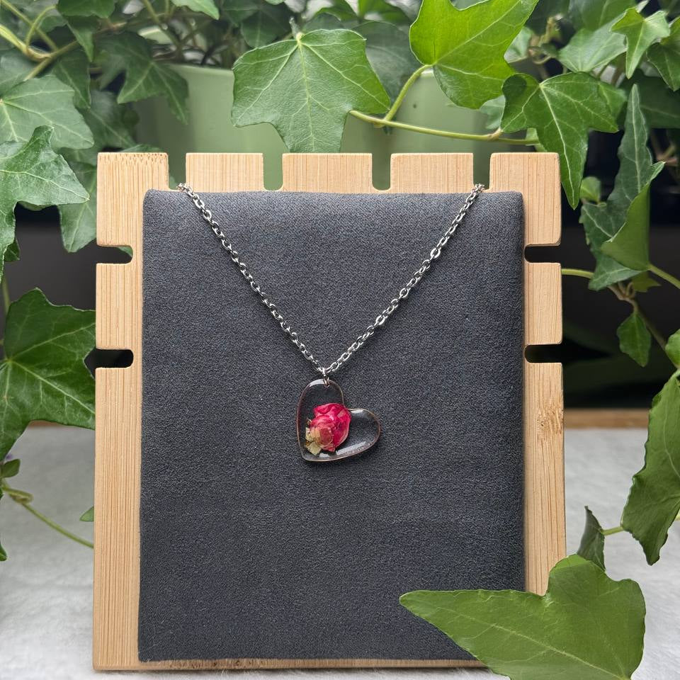 Collana in acciaio inossidabile e ciondolo a cuore con bocciolo di Rosa