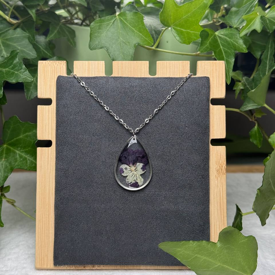 Collana in acciaio inossidabile e ciondolo a goccia con  Viola del Pensiero