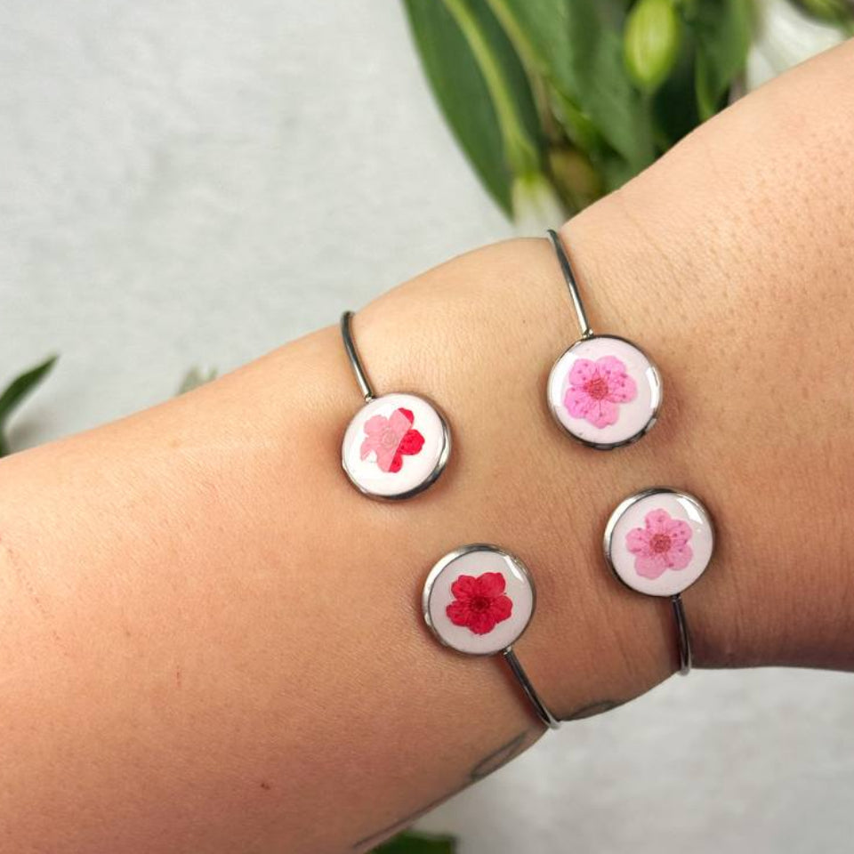 Bracciale rigido in acciaio inossidabile con fiore Narciso Selvatico - sfondo bianco