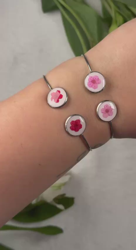 Bracciale rigido in acciaio inossidabile con fiore Narciso Selvatico - sfondo bianco