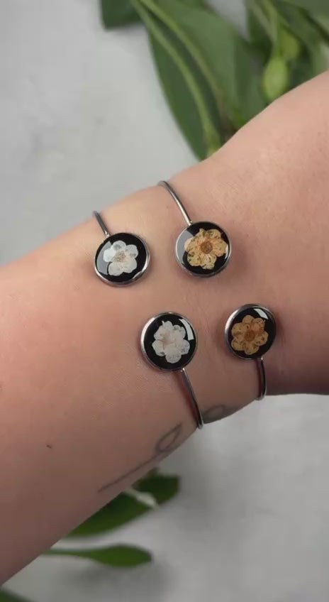Bracciale rigido in acciaio inossidabile con fiore Narciso Selvatico - sfondo nero